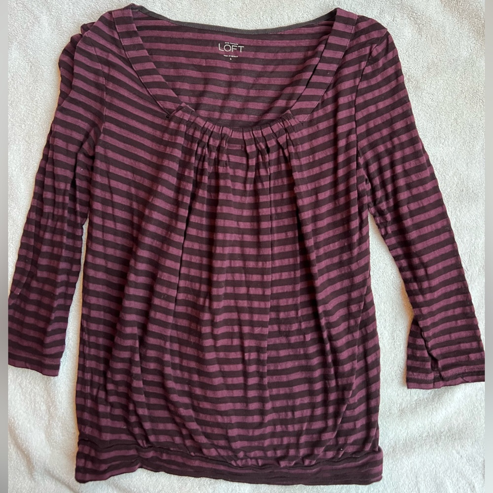 Women’s LOFT Scoop Neck Top Size S.